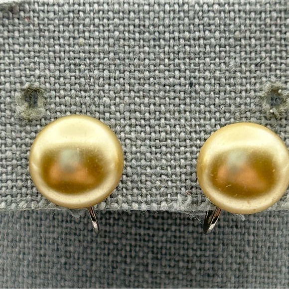 Vintage Gold Tone Round Flat Faux Pearl Screwback Stud Earrings Silver Tone - Picture 2 of 7